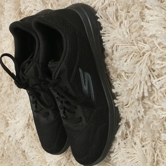 Skechers Go Walk/ Ultra Go Black Sneakers-Size 8 - Picture 1 of 7